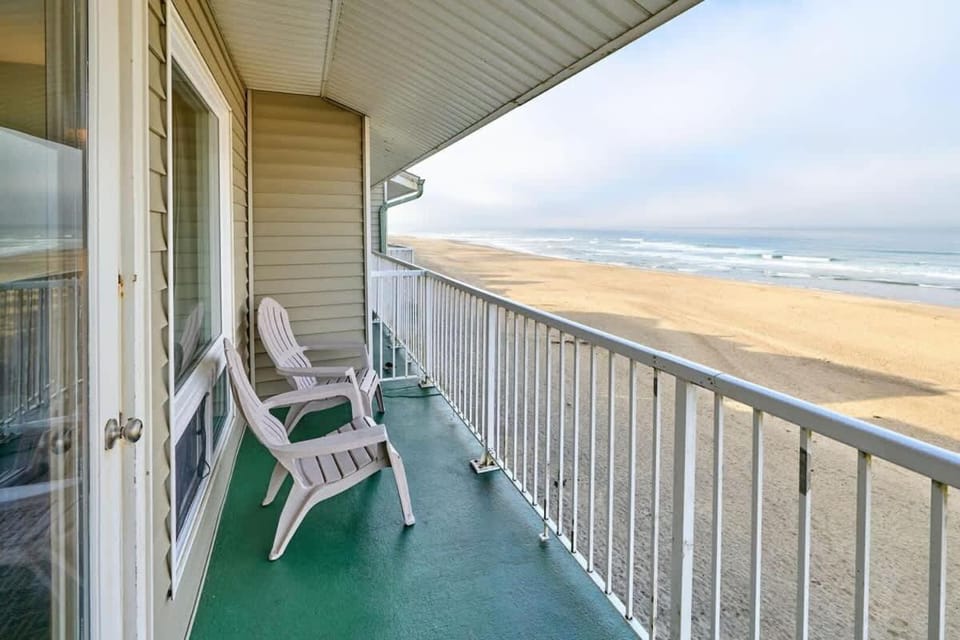 Stunning Oceanfront Suite - Full Kitchen - Heated Indoor Pool & Hot Tub House in Lincoln City