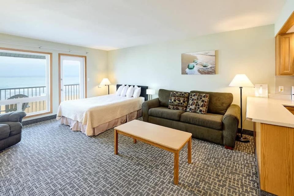 Stunning Oceanfront Suite - Full Kitchen - Heated Indoor Pool & Hot Tub House in Lincoln City