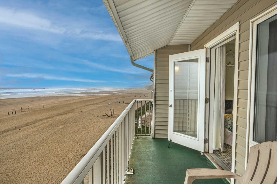 Top Floor Ocean View Suite - Sleeps Six - Pool & Hot Tub Access House in Devils Lake