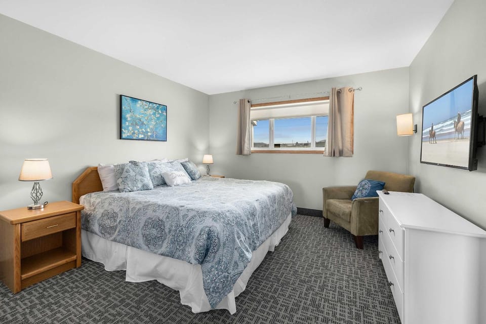 Top Floor Ocean View Suite - Sleeps Six - Pool & Hot Tub Access House in Devils Lake