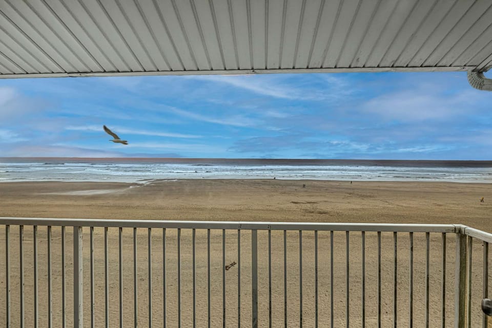 Top Floor Ocean View Suite - Sleeps Six - Pool & Hot Tub Access House in Devils Lake