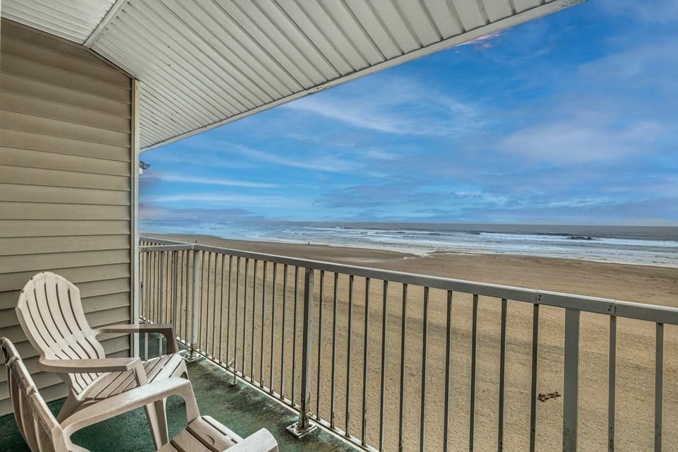 Top Floor Ocean View Suite - Sleeps Six - Pool & Hot Tub Access House in Devils Lake