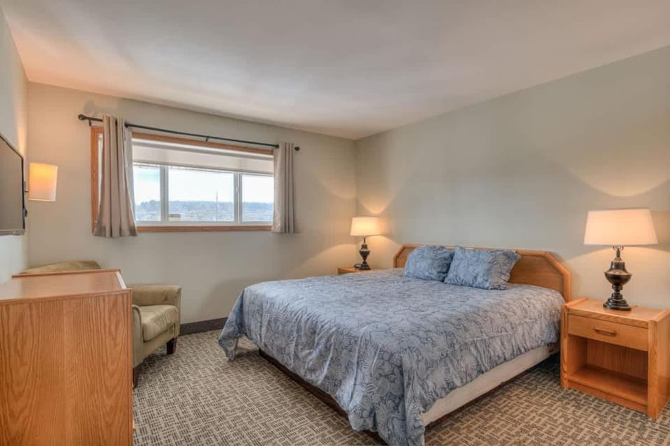 Stunning Oceanfront Suite - Sleeps Six - Top Floor - Heated Pool & Hot Tub Access House in Lincoln City