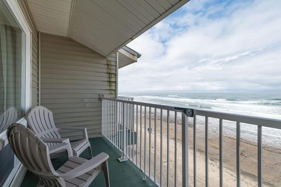 Stunning Oceanfront Suite - Sleeps Six - Top Floor - Heated Pool & Hot Tub Access House in Lincoln City