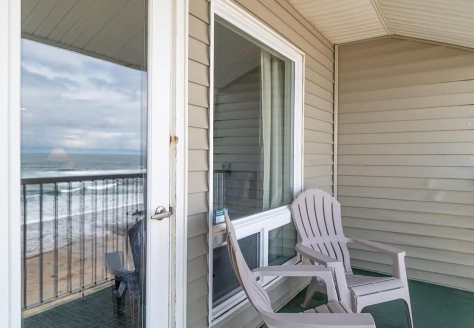Stunning Oceanfront Suite - Sleeps Six - Top Floor - Heated Pool & Hot Tub Access House in Lincoln City
