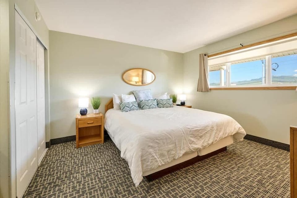 Deluxe Ocean View Family Suite - Sleeps Six - Heated Pool & Hot Tub House in Lincoln City