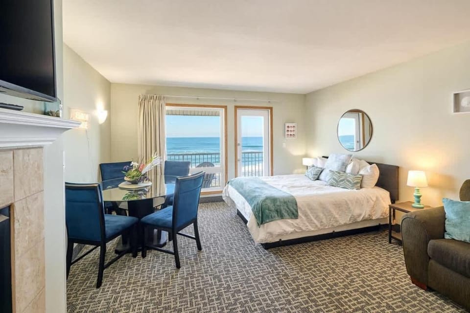 Deluxe Ocean View Family Suite - Sleeps Six - Heated Pool & Hot Tub House in Lincoln City