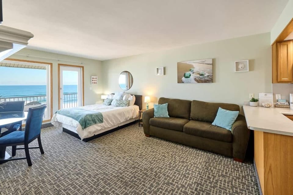 Deluxe Ocean View Family Suite - Sleeps Six - Heated Pool & Hot Tub House in Lincoln City