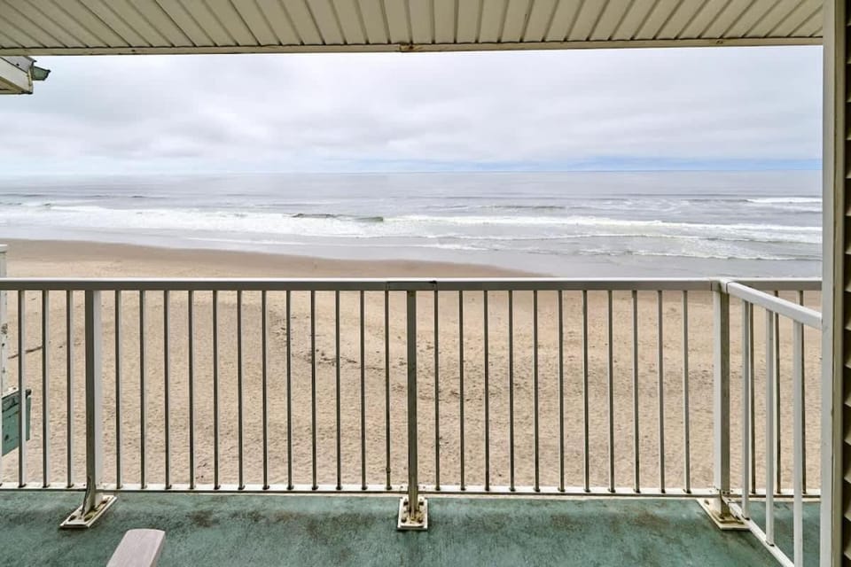 Top-Floor Deluxe Suite With Ocean View - Sleeps Six House in Lincoln City