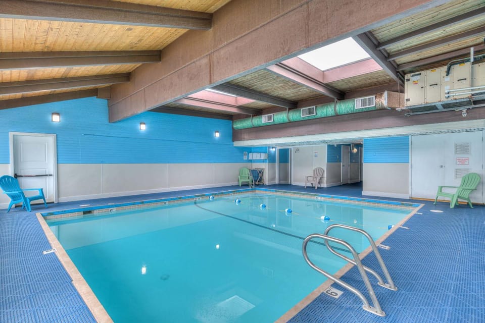 Oceanfront Family Suite With Beautiful Views - Full Kitchen - Pool & Hot Tub House in Lincoln City