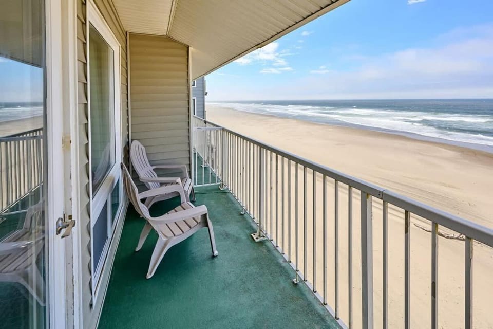 Oceanfront Family Suite With Beautiful Views - Full Kitchen - Pool & Hot Tub House in Lincoln City