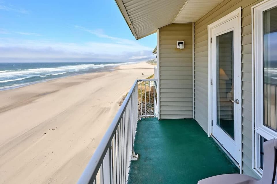 Oceanfront Family Suite With Beautiful Views - Full Kitchen - Pool & Hot Tub House in Lincoln City