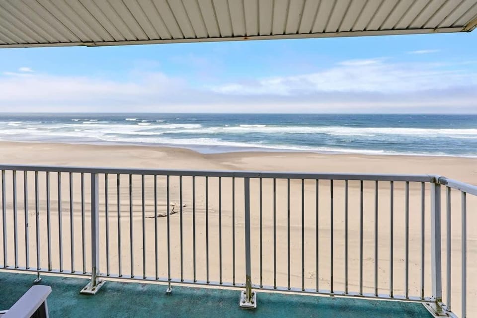 Oceanfront Family Suite With Beautiful Views - Full Kitchen - Pool & Hot Tub House in Lincoln City