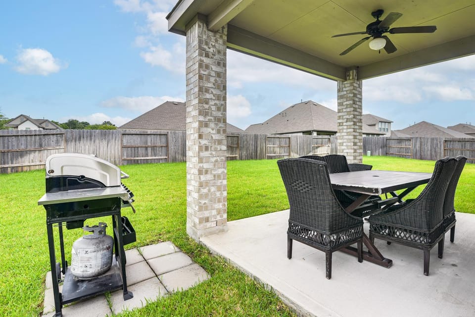 Grand Family Home with Patio and Fenced Yard in Arcola House in Pearland