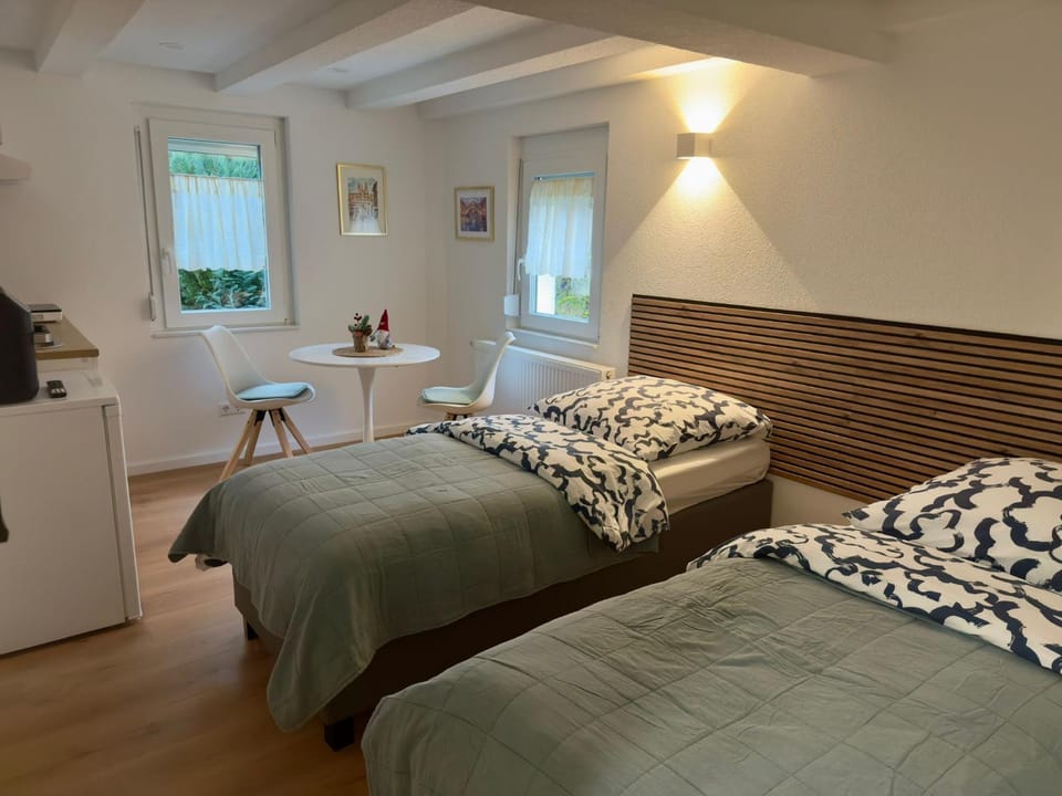 Traumhaft modernes Zimmer mit Doppelbett,,,,Gemeinschaftsbad und WC in 78554 Aldingen Apartment in Baden-Württemberg