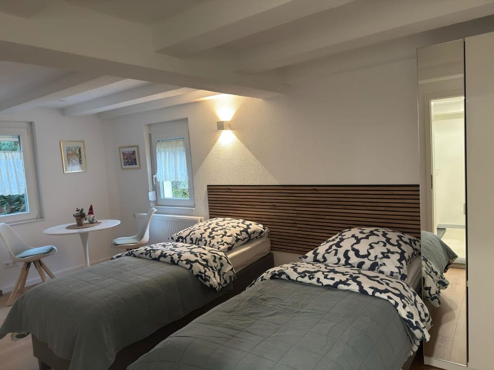 Traumhaft modernes Zimmer mit Doppelbett,,,,Gemeinschaftsbad und WC in 78554 Aldingen Apartment in Baden-Württemberg