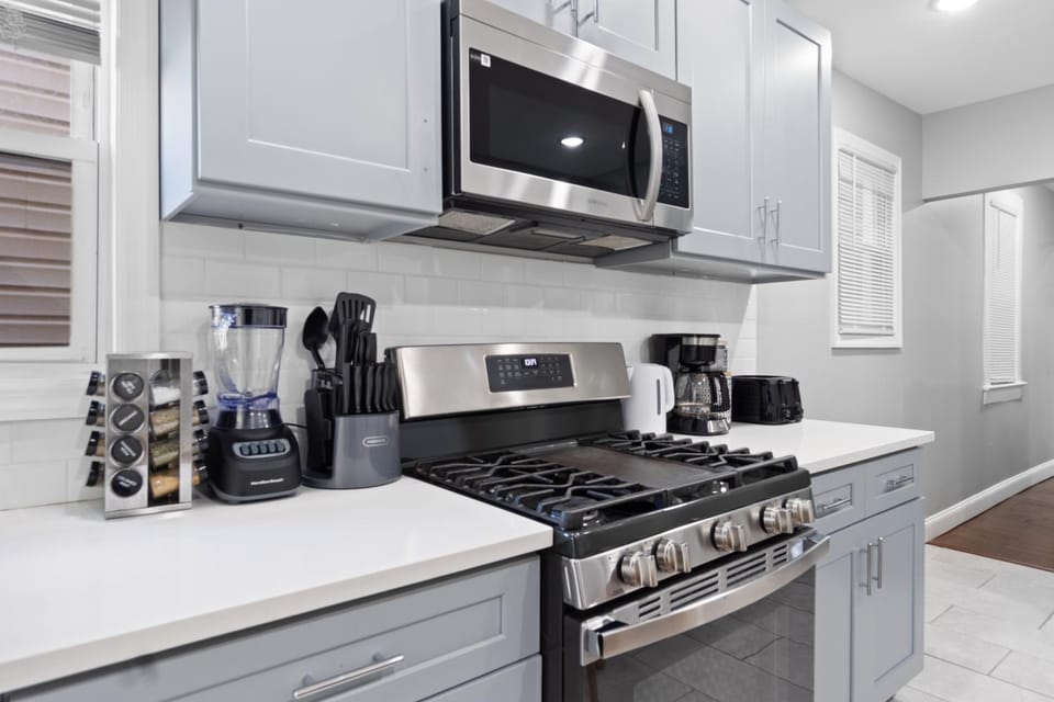 Coffee/tea facilities, Kitchen or kitchenette, minibar, oven, pet friendly, stove, toaster