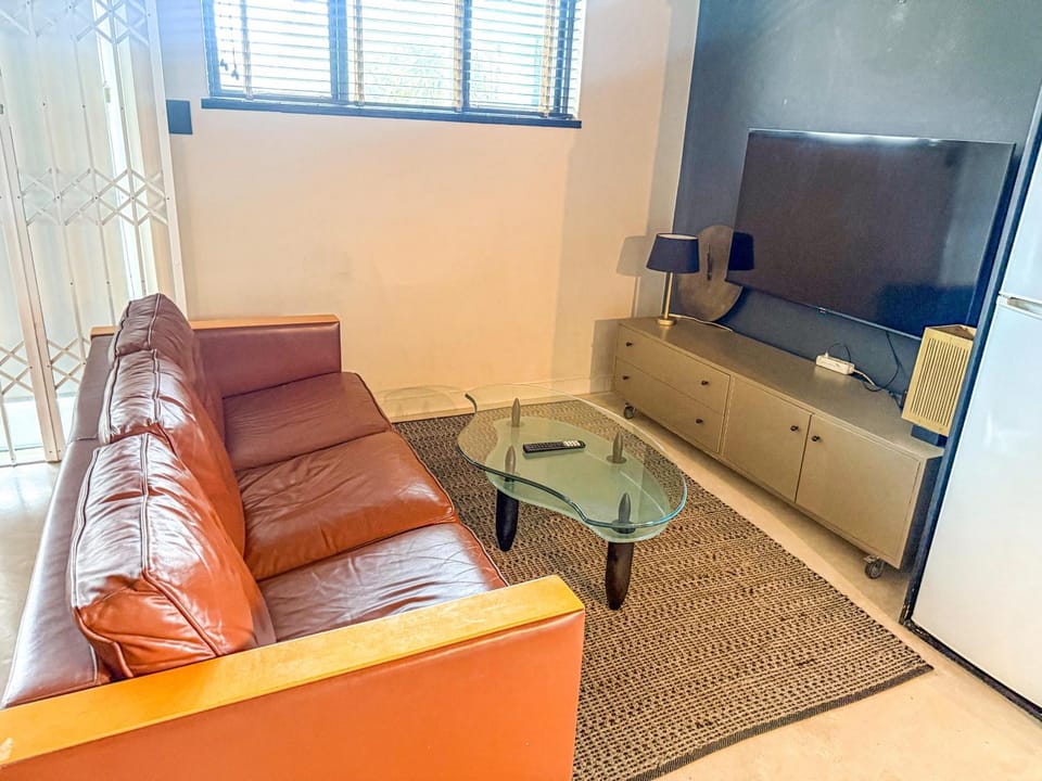 Charming quirky gold accents studio in sea point Apartment in Sea Point