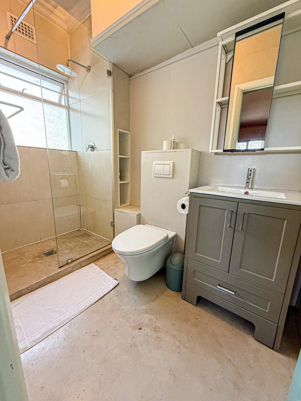 Charming quirky gold accents studio in sea point Apartment in Sea Point