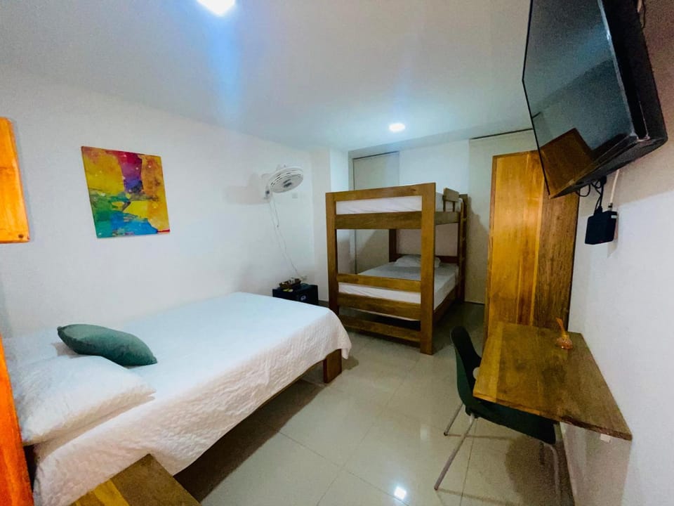 Bed, TV and multimedia, Photo of the whole room, Bedroom, bunk bed, air conditioner