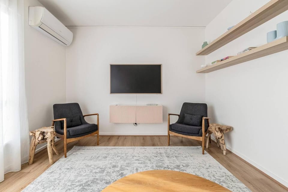 TV and multimedia, Living room, Other, Seating area, air conditioner