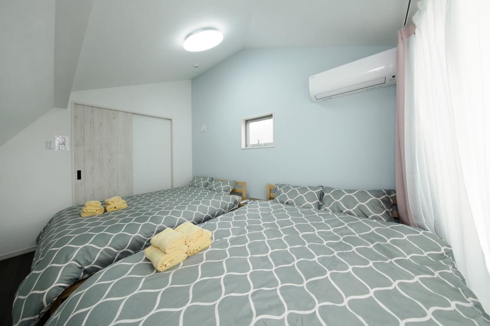 Bed, Bedroom, towels, air conditioner
