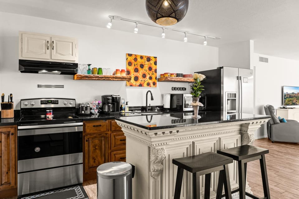Uptown Sedona Haven with Red Rock Views and Pet Friendly Courtyard House in Sedona