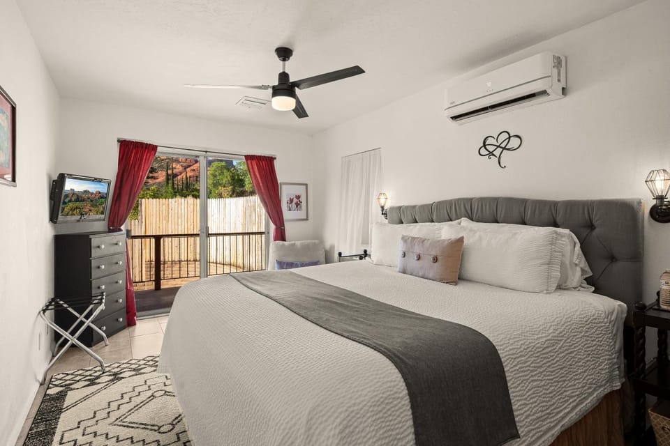 Bed, TV and multimedia, View (from property/room), Bedroom, furniture, air conditioner