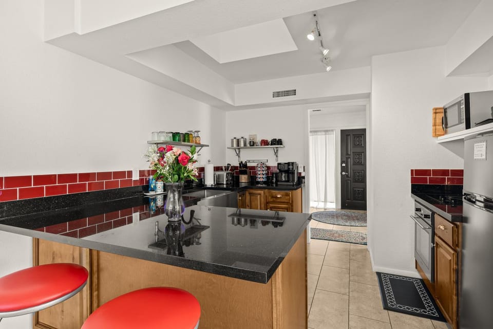 Coffee/tea facilities, Kitchen or kitchenette, Seating area, Dining area