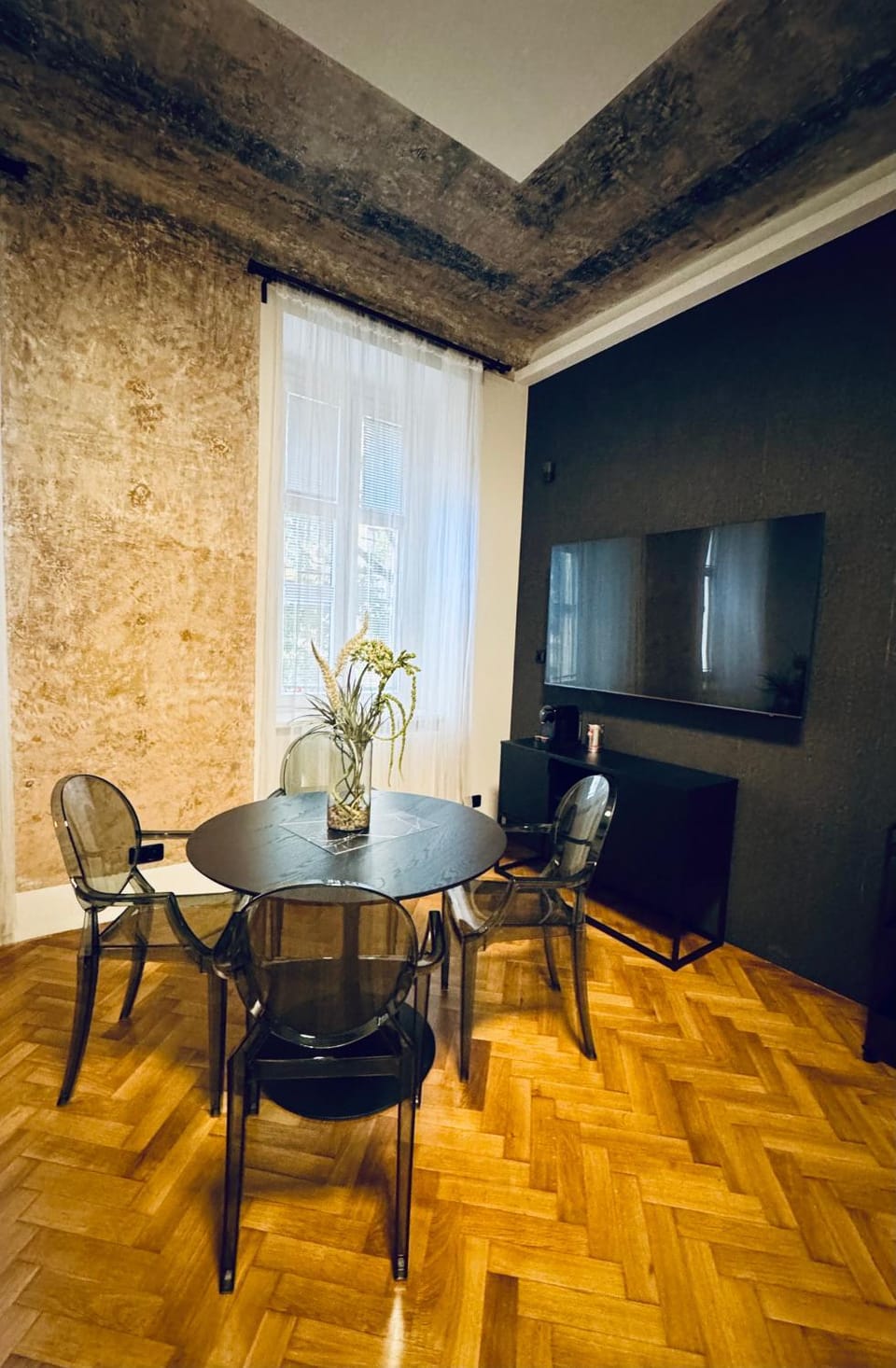 Living room, Seating area, Dining area