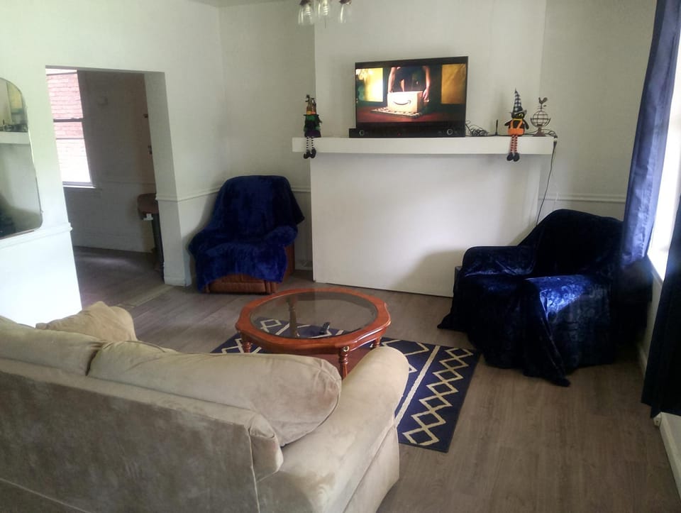 Full bed bedroom close to downtown and stadiums Vacation rental in Pittsburgh