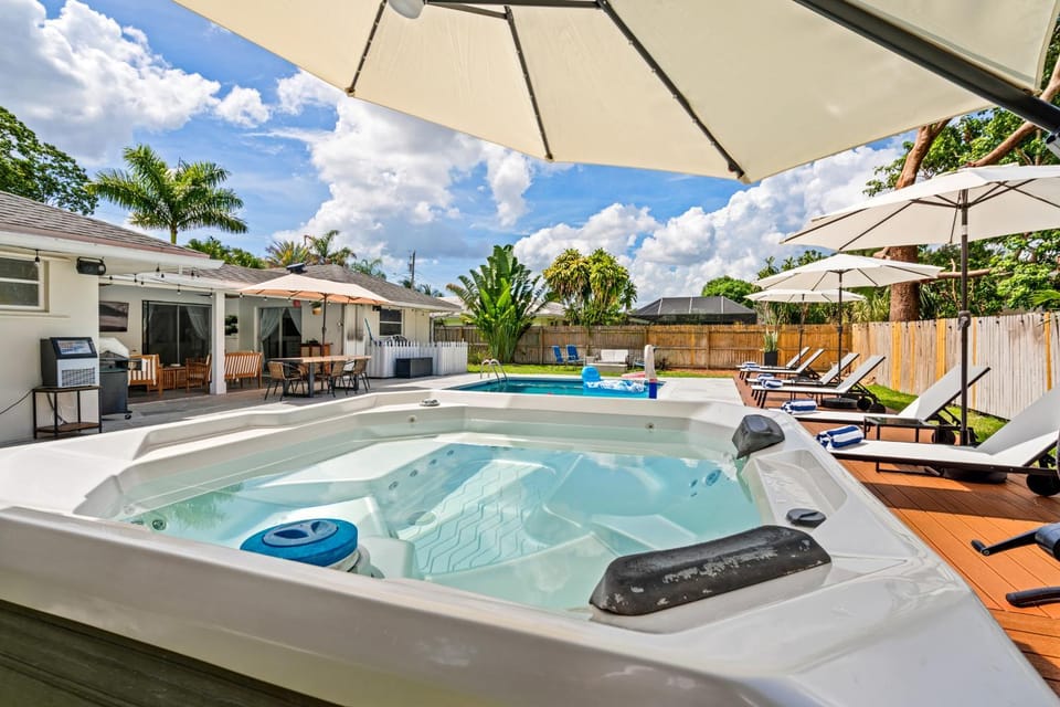 The Palm Luxe Retreat House in Lake Clarke Shores