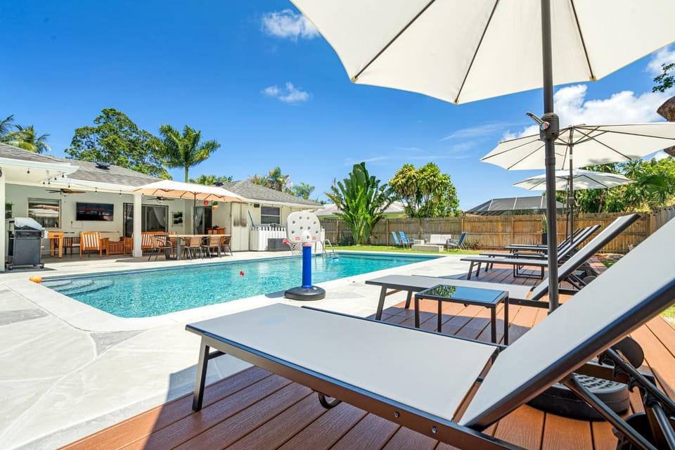 The Palm Luxe Retreat House in Lake Clarke Shores