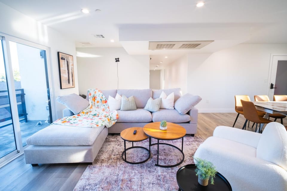 Modern Private Ensuite Room near USC Bed and Breakfast in Los Angeles