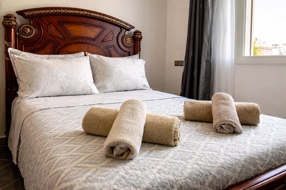 Bed, Bedroom, towels