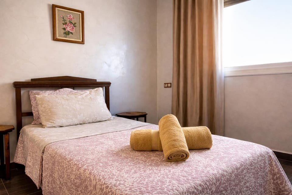 Bed, Bedroom, towels