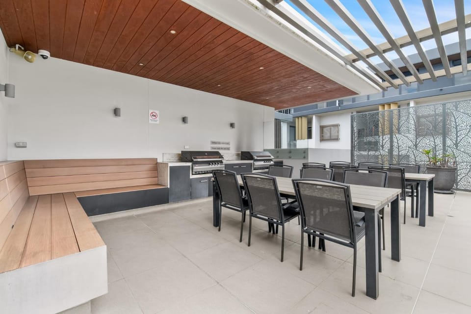 West End Flat with Pool and BBQ Access Apartment in Brisbane