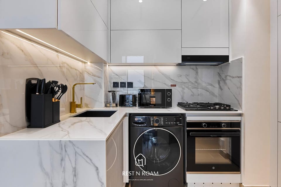 Kitchen or kitchenette, oven, stove, toaster, washing machine