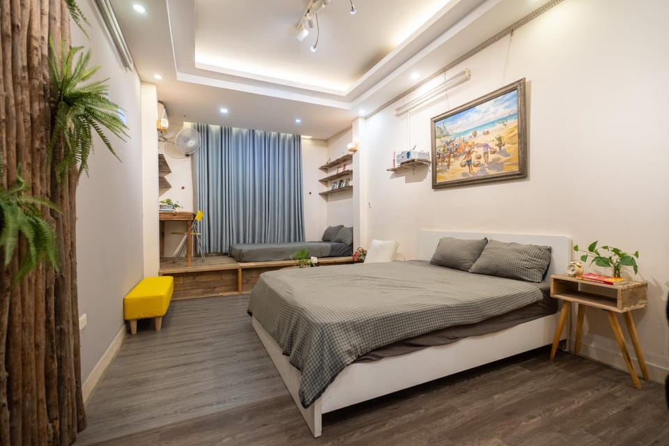 Bed, Photo of the whole room, Seating area, Bedroom