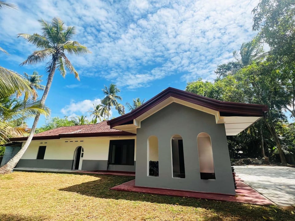 Property building, Day, TV and multimedia, Dining area, Garden view, Family, Parking, internet, wardrobe