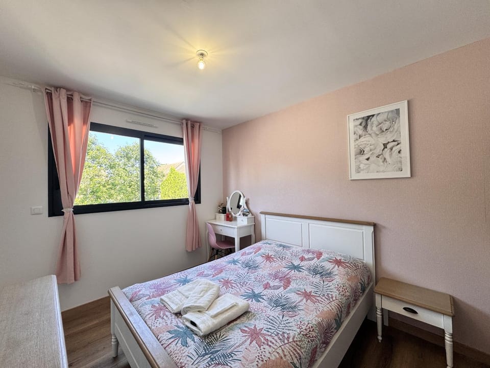 Bed, Photo of the whole room, Bedroom