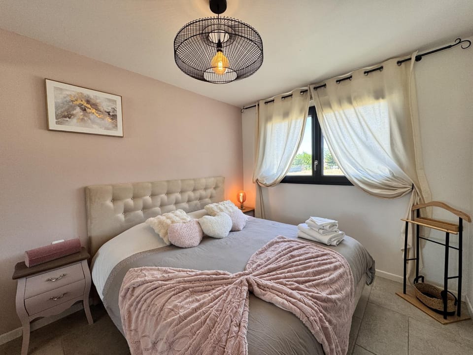 Bed, Photo of the whole room, Bedroom, towels