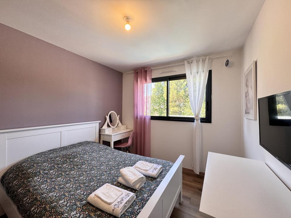 Bed, TV and multimedia, Bedroom, towels