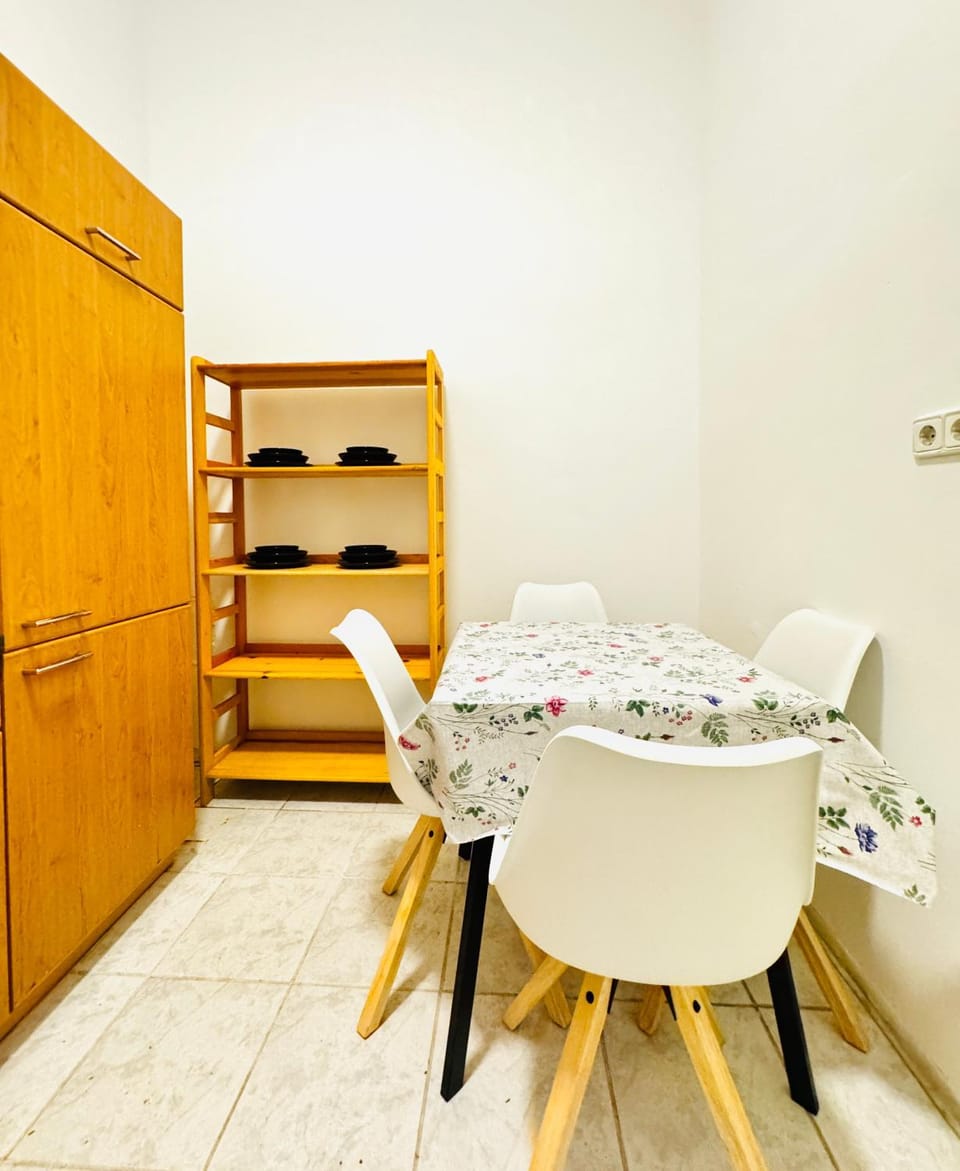 Seating area, Dining area, wardrobe