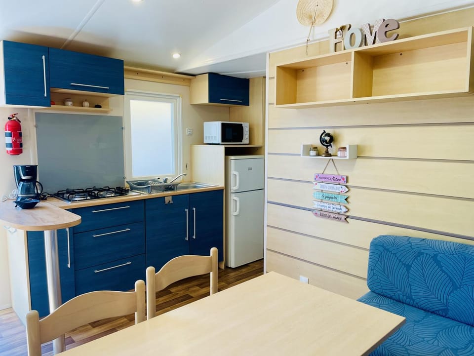 Kitchen or kitchenette, Dining area, stove
