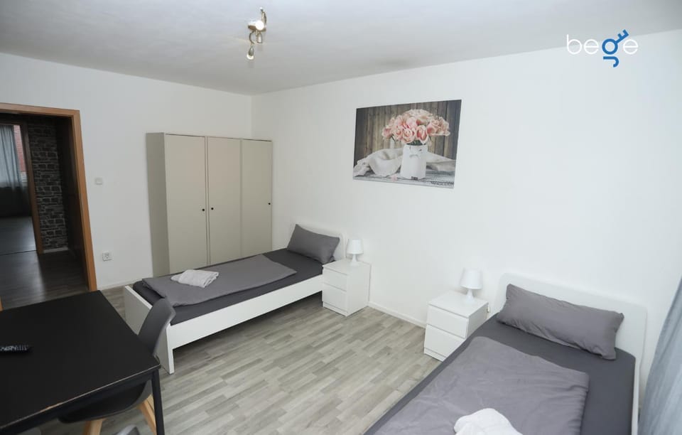 Bed, TV and multimedia, Photo of the whole room, Seating area, Bedroom