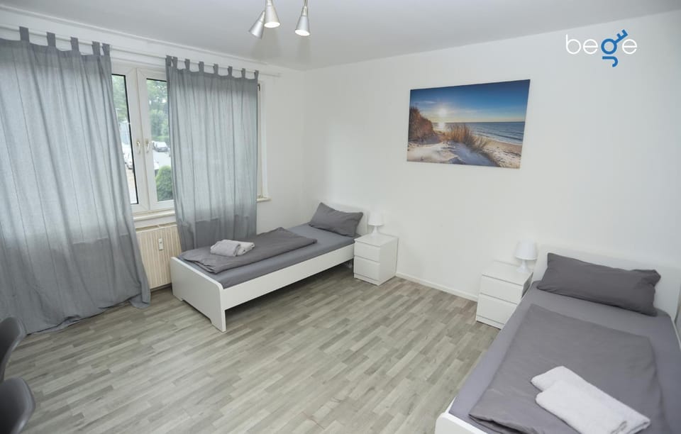 Bed, Photo of the whole room, Seating area, Bedroom, towels