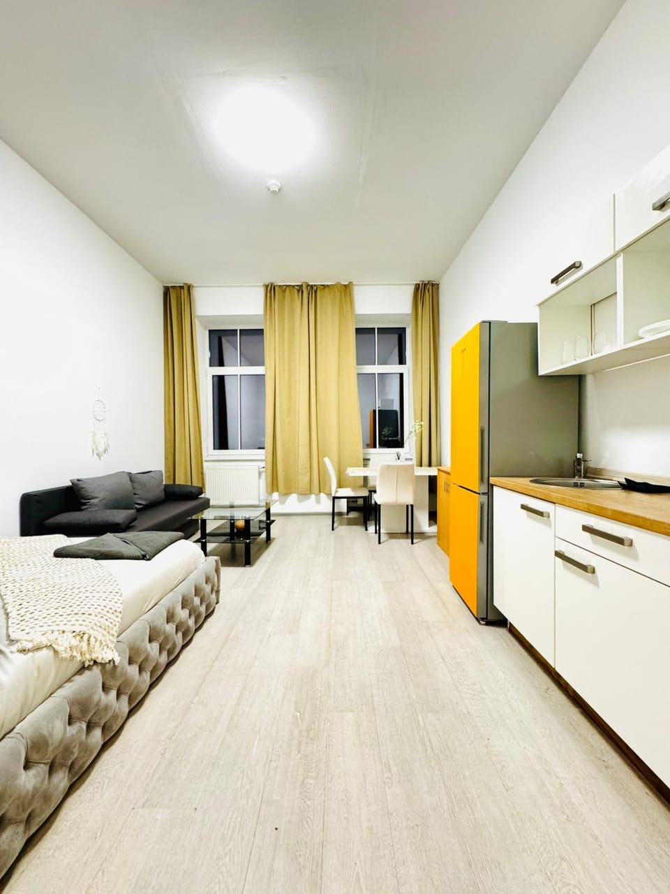 Bed, Kitchen or kitchenette, Seating area, Bedroom