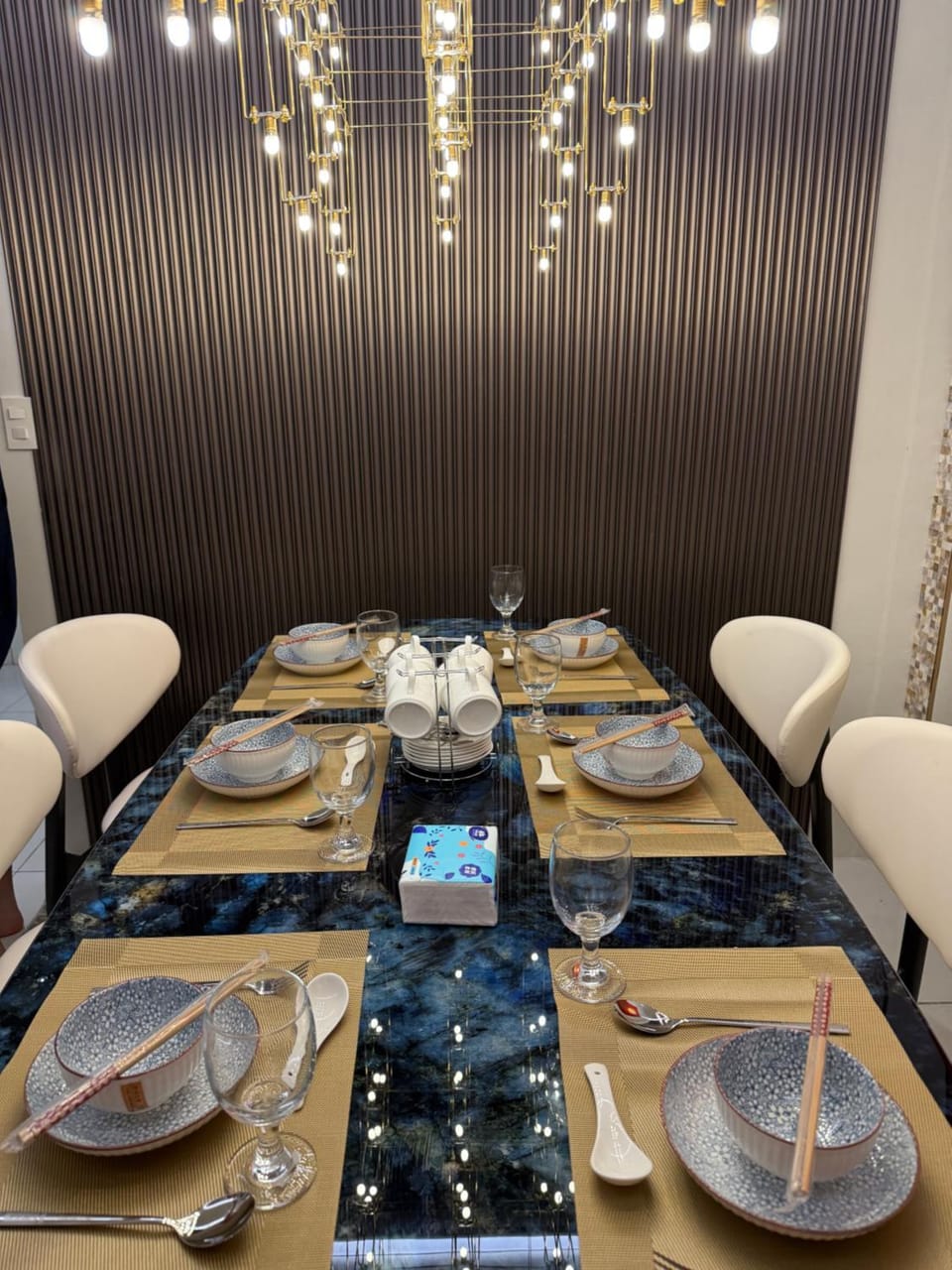 Restaurant/places to eat, Living room, Dining area