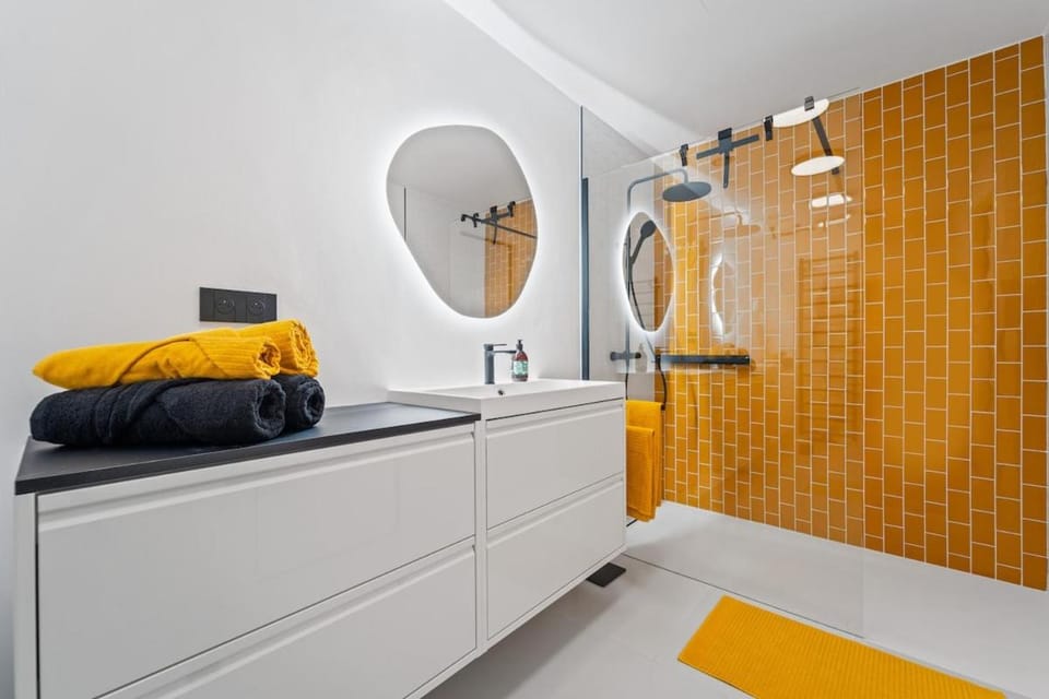 Shower, Bathroom, towels